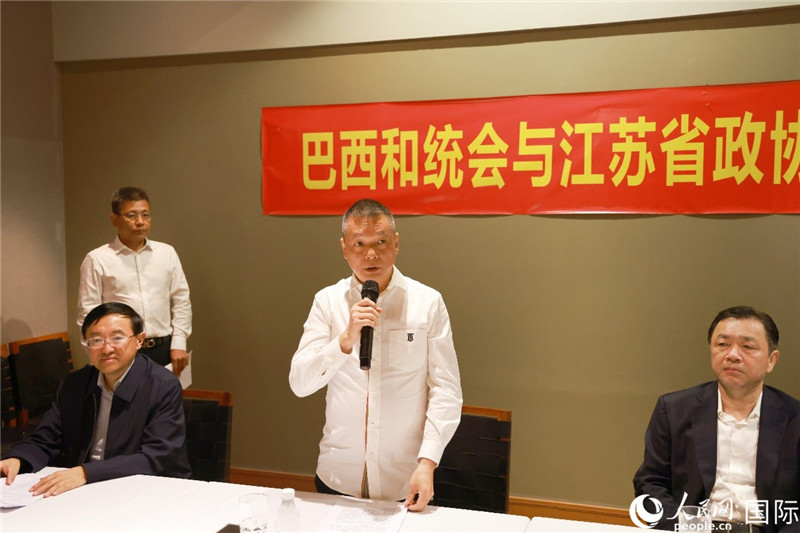 巴西和統(tǒng)會會長王俊曉（中）在座談會上致辭。人民網記者 陳海琪攝