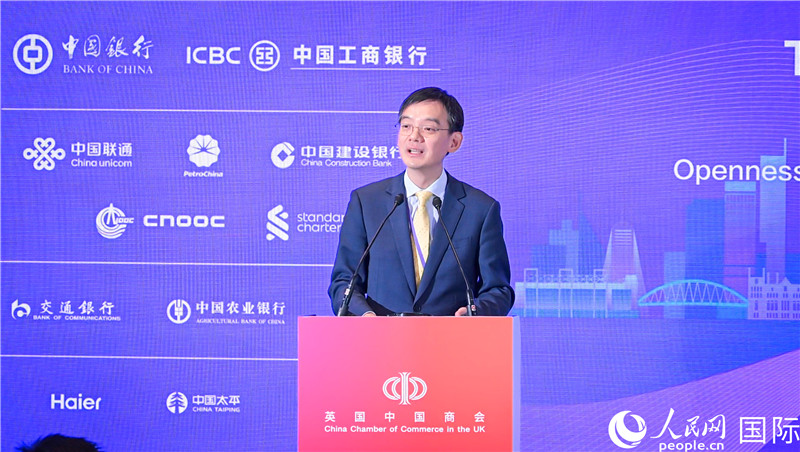 英國(guó)中國(guó)商會(huì)會(huì)長(zhǎng)、中國(guó)銀行倫敦分行行長(zhǎng)方文建 致歡迎辭。人民網(wǎng) 郭錦標(biāo)攝