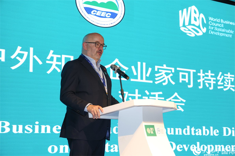 世界可持續(xù)發(fā)展工商理事會會長兼主席貝德凱致辭。人民網記者任皓宇攝