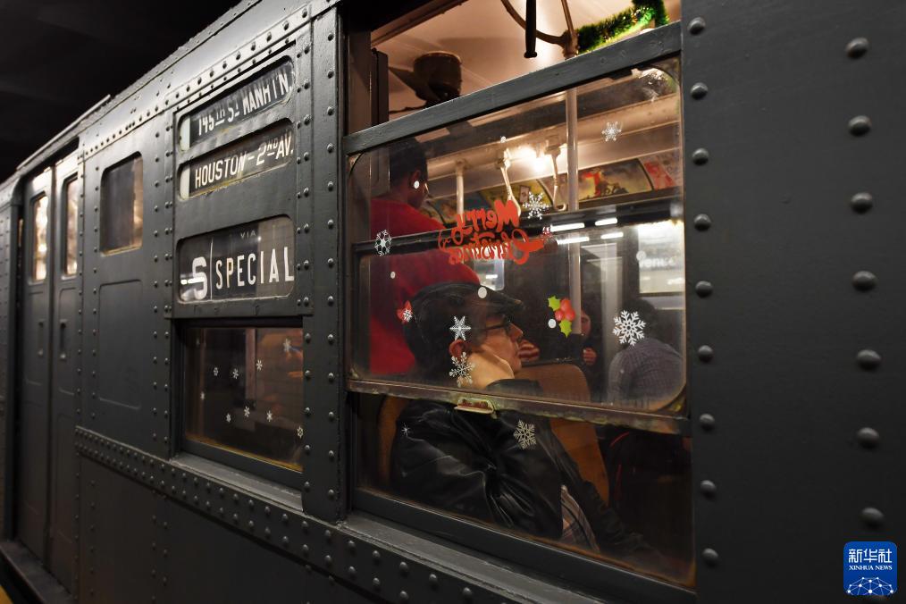 12月2日，在美國紐約，人們乘坐“懷舊地鐵”專列。新華社記者 李睿 攝