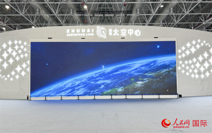 珠海太空中心是珠海市為發(fā)揮中國(guó)航展品牌效應(yīng)和帶動(dòng)效應(yīng)而打造的“永不落幕的航展”。人民網(wǎng)記者 張麗鷗攝