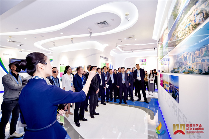 參會嘉賓和留學歸國人員參觀橫琴粵澳深度合作區(qū)展示廳。主辦方供圖