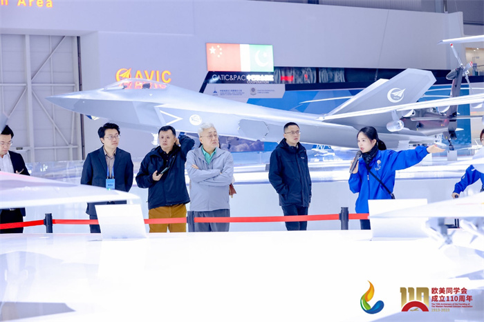 參會嘉賓和留學歸國人員參觀珠海太空中心。主辦方供圖