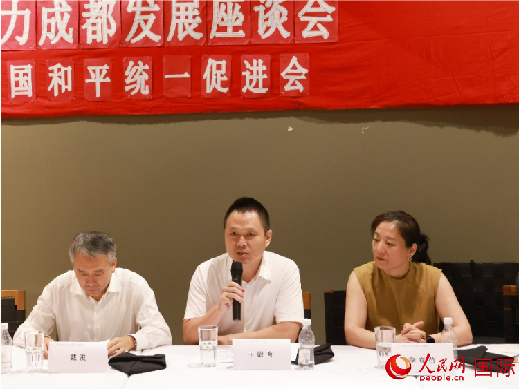 中國駐里約總領(lǐng)館副總領(lǐng)事王尉育（中）在座談會中致辭。人民網(wǎng)記者 陳海琪攝