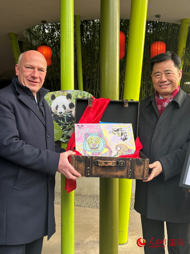 吳墾大使和韋格納市長(zhǎng)手捧德國(guó)兒童為“夢(mèng)想”“夢(mèng)圓”準(zhǔn)備的手繪“送別大禮包”。人民網(wǎng)記者 徐馨攝