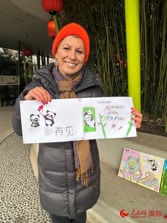 桑德拉和德國(guó)小朋友們的作品。右圖寫(xiě)著“祝福好運(yùn)，再見(jiàn) Pit和Paule（“夢(mèng)想”“夢(mèng)圓”的德語(yǔ)名字）”。人民網(wǎng)記者 徐馨攝