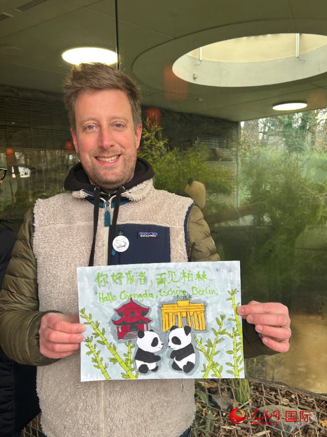 特別從法國(guó)趕來(lái)送別“夢(mèng)想”“夢(mèng)圓”的專(zhuān)業(yè)級(jí)熊貓粉絲 Pouille先生和此次征集的兒童作品。人民網(wǎng)記者 徐馨攝