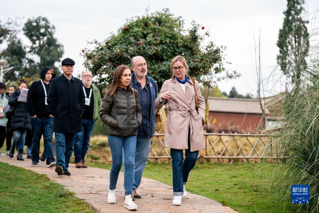 12月6日，世界媒體峰會(huì)參會(huì)代表在昆明市晉寧區(qū)小漁村參觀。新華社記者 胡超 攝