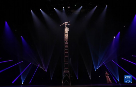 12月8日，演員在法國(guó)巴黎舉行的中國(guó)雜技“奇妙之夜”演出上表演《高椅》。新華社記者 高靜 攝