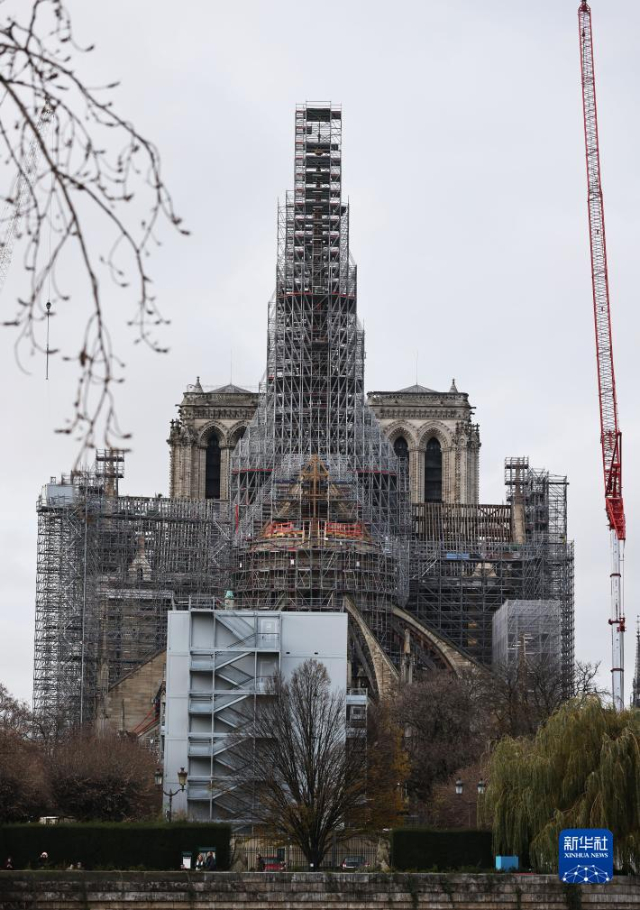 這是12月8日在法國(guó)巴黎拍攝的修復(fù)中的巴黎圣母院。新華社記者 高靜 攝