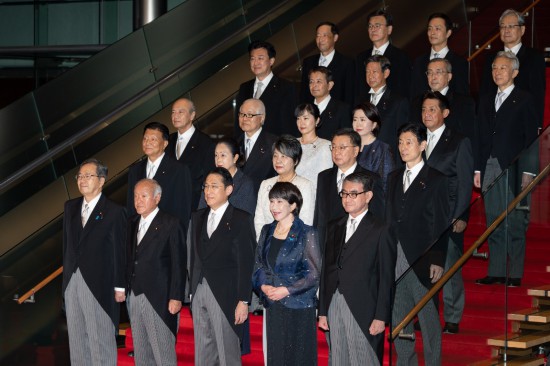 9月13日，日本首相岸田文雄（前排中）在東京的首相官邸率閣僚合影。新華社記者張笑宇攝