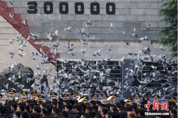 12月13日是第十個南京大屠殺死難者國家公祭日。當天上午，南京大屠殺死難者國家公祭儀式在侵華日軍南京大屠殺遇難同胞紀念館舉行。圖為國家公祭儀式現(xiàn)場。中新社記者 泱波 攝