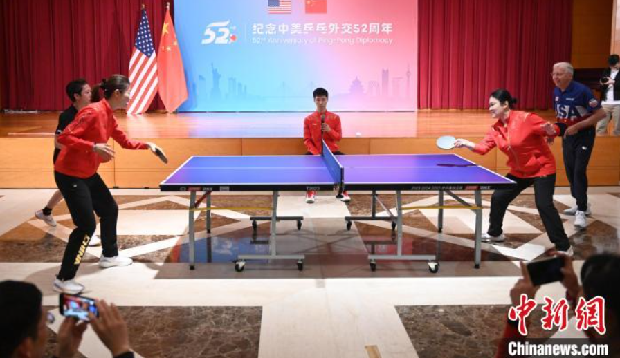 當(dāng)?shù)貢r間12月13日，中國駐美使館在華盛頓舉辦慶?；顒蛹o(jì)念中美乒乓外交52周年。圖為丁寧、劉偉、戴爾等中美運(yùn)動員上演混雙表演賽。中新社記者 陳孟統(tǒng) 攝