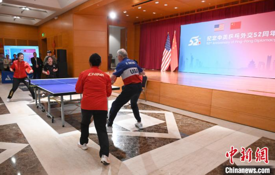 當(dāng)?shù)貢r間12月13日，中國駐美使館在華盛頓舉辦慶?；顒蛹o(jì)念中美乒乓外交52周年。圖為丁寧、劉偉、戴爾等中美運(yùn)動員上演混雙表演賽。中新社記者 陳孟統(tǒng) 攝