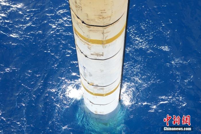 鉆井平臺(tái)上伸入海中的設(shè)備。<a target='_blank' href='/' _fcksavedurl='/' ><p  align=
