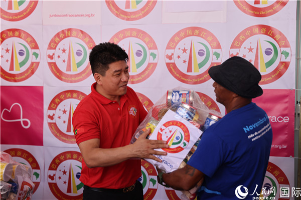 鄭俠茂向癌癥患者捐贈食品籃。人民網(wǎng)記者 時元皓攝