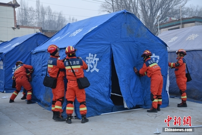 12月19日，甘肅臨夏州積石山縣發(fā)生6.2級地震后，地震受災嚴重的積石山縣大河家鎮(zhèn)部分房屋出現(xiàn)開裂倒塌，受損情況嚴重。據(jù)報道，目前，救援力量正在受災最嚴重的大河家鎮(zhèn)10個行政村開展拉網(wǎng)式搜救。圖為救援人員在大河家鎮(zhèn)搭建救災帳篷。<a target='_blank' href='/'><p  align=
