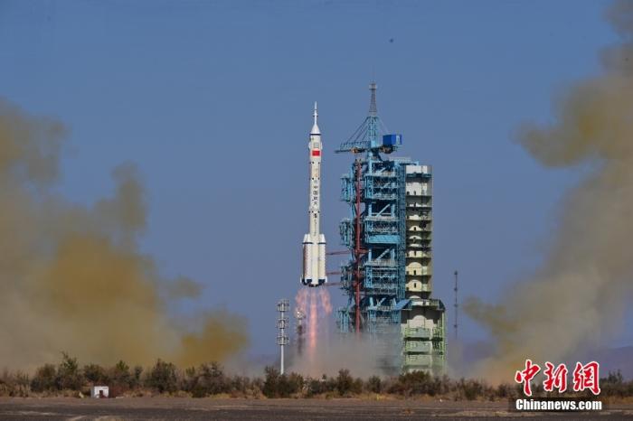 資料圖：北京時間2023年10月26日11時14分，搭載神舟十七號載人飛船的長征二號F遙十七運載火箭在酒泉衛(wèi)星發(fā)射中心點火發(fā)射。汪江波 攝