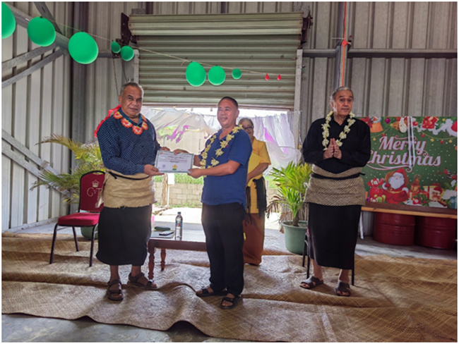 湯加農(nóng)林食品部部長(zhǎng)佛赫為唐匯勇組長(zhǎng)頒發(fā)獎(jiǎng)狀和獎(jiǎng)金。援湯加第六期農(nóng)業(yè)技術(shù)援助項(xiàng)目組供圖