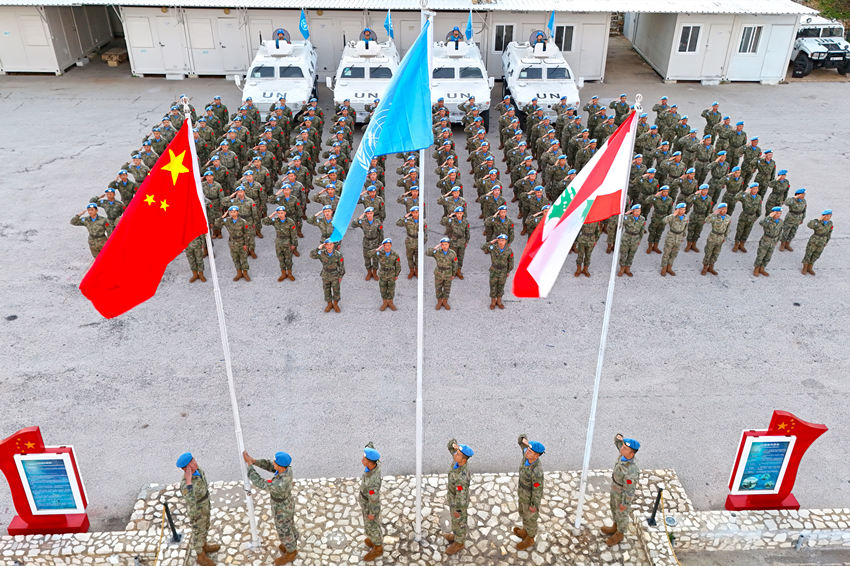 1月1日，中國(guó)第22批赴黎巴嫩維和官兵們舉行升旗儀式。胡光明攝