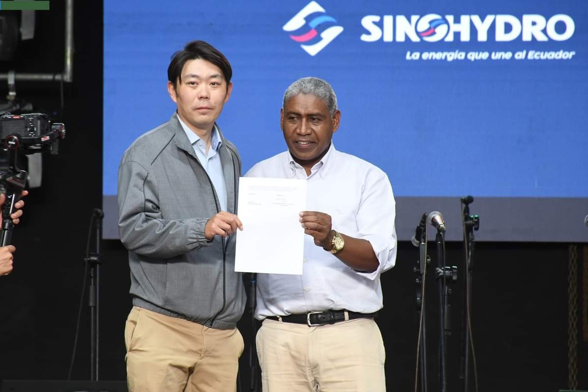 中國(guó)電建厄瓜多爾國(guó)別代表白納（左）代表中國(guó)電建向厄瓜多爾埃爾查科市康復(fù)中心捐贈(zèng)了一批康復(fù)器材，埃爾查科市市長(zhǎng)奧斯卡·德拉克魯斯·卡瓦蒂霍（右）對(duì)中國(guó)企業(yè)的善舉表示感謝。中國(guó)電建厄瓜多爾代表處供圖