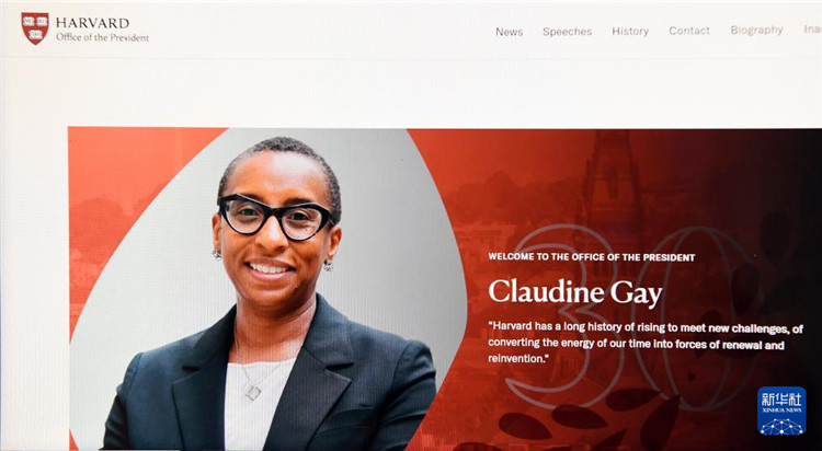 美國媒體1月2日報道，哈佛大學(xué)校長蓋伊宣布辭職。這是1月2日拍攝的有蓋伊照片的哈佛大學(xué)官網(wǎng)校長辦公室頁面。新華社記者李睿 攝