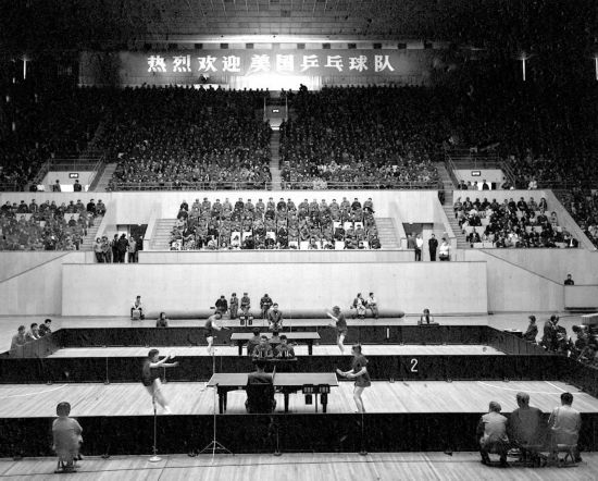 圖為1971年4月13日，中華全國體育總會舉行歡迎儀式，歡迎前來中國進行訪問的美國乒乓球代表團。中美兩國乒乓球運動員在北京首都體育館進行了友誼比賽。新華社發(fā)