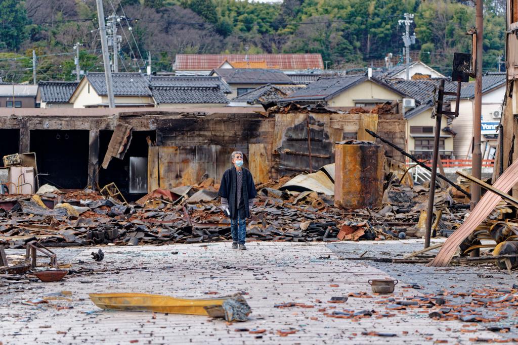 1月4日，一名市民查看日本石川縣輪島市“輪島早市”廢墟。新華社記者張笑宇攝