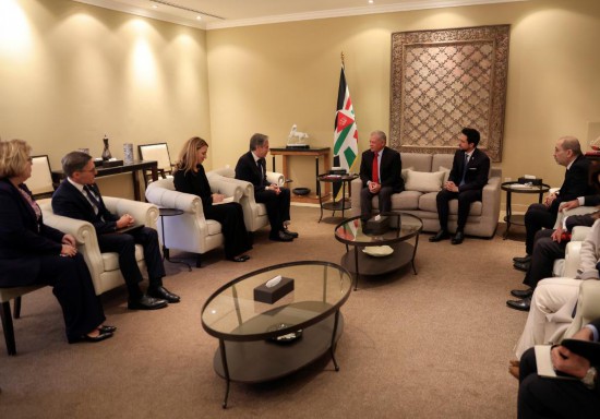 1月7日，約旦國王阿卜杜拉二世（中右）在安曼會(huì)見到訪的美國國務(wù)卿布林肯（中左）。新華社發(fā)（約旦王宮供圖）