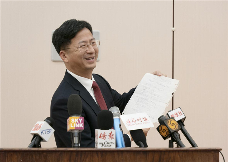 張建敏總領(lǐng)事向媒體展示領(lǐng)區(qū)小學(xué)生來信。中國駐舊金山總領(lǐng)館供圖