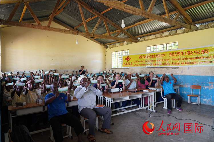 中國專家組走進姆坦噶尼小學開展血吸蟲病防治健康教育。人民網(wǎng)記者 黃煒鑫攝
