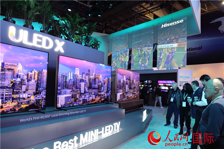 在2024年美國(guó)消費(fèi)電子展上，人們駐足觀看中國(guó)企業(yè)海信推出的ULED X系列電視110UX，該產(chǎn)品獲得“2024年美國(guó)消費(fèi)電子展創(chuàng)新獎(jiǎng)”。人民網(wǎng)記者 李志偉攝