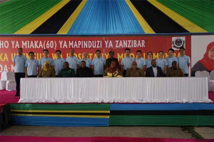 坦桑尼亞政要與中國醫(yī)療隊(duì)合影。中國（江蘇）第33期援桑給巴爾醫(yī)療隊(duì)供圖