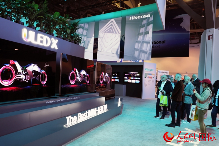 海信在此次展會(huì)上推出ULED X系列電視110UX，是全球首臺(tái)4萬+分區(qū)MiniLED電視，斬獲2024年美國(guó)消費(fèi)電子展創(chuàng)新獎(jiǎng)。人民網(wǎng)記者 李志偉攝