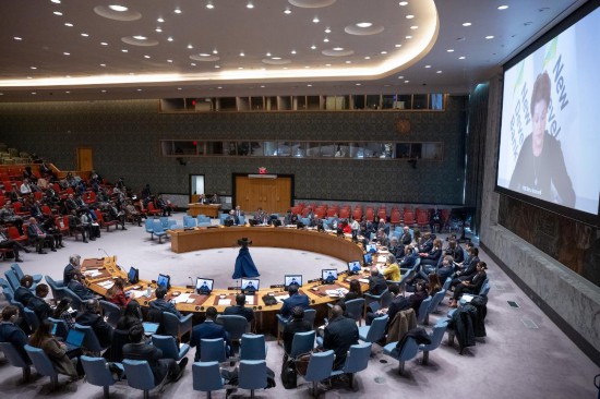 這是2023年11月20日在位于紐約的聯(lián)合國(guó)總部拍攝的安理會(huì)“共同發(fā)展促進(jìn)持久和平”公開辯論會(huì)現(xiàn)場(chǎng)。中國(guó)作為輪值主席，倡議聯(lián)合國(guó)安理會(huì)20日舉行主題為“共同發(fā)展促進(jìn)持久和平”的公開辯論會(huì)。新華社發(fā)（聯(lián)合國(guó)供圖/埃斯金德·德貝卜攝）