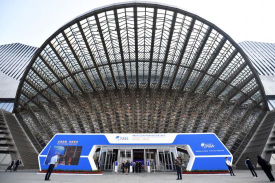 2023年10月30日，參會(huì)嘉賓步入長(zhǎng)沙國(guó)際會(huì)議中心。當(dāng)日，以“全球發(fā)展 共享安全”為主題的博鰲亞洲論壇全球經(jīng)濟(jì)發(fā)展與安全論壇第二屆大會(huì)在湖南長(zhǎng)沙開幕。新華社記者 陳振海 攝