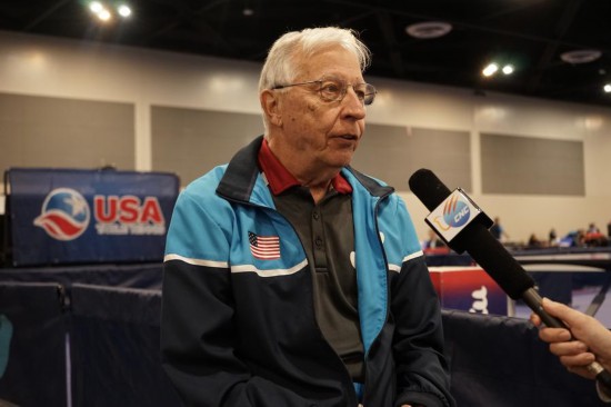 2023年12月16日，中美“乒乓外交”親歷者戴爾·斯威里斯在2023年美國乒乓球公開賽老年組比賽間隙接受新華社記者專訪。