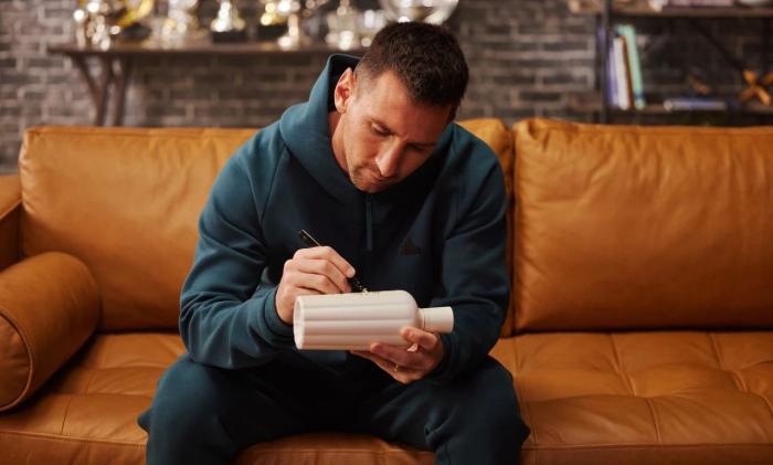 2023年10月，赤水河酒曬出的梅西為赤水河酒酒瓶簽名照片。 截圖自