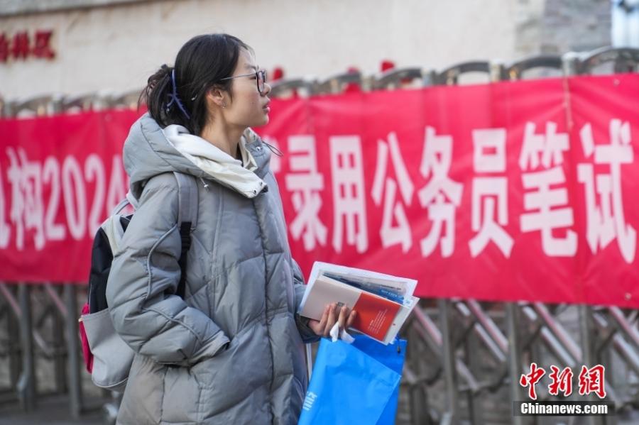 2023年11月26日，山西省太原市，考生步入考場。當(dāng)日，中央機(jī)關(guān)及其直屬機(jī)構(gòu)2024年度考試錄用公務(wù)員公共科目筆試舉行。<a target='_blank' href='/'><p  align=