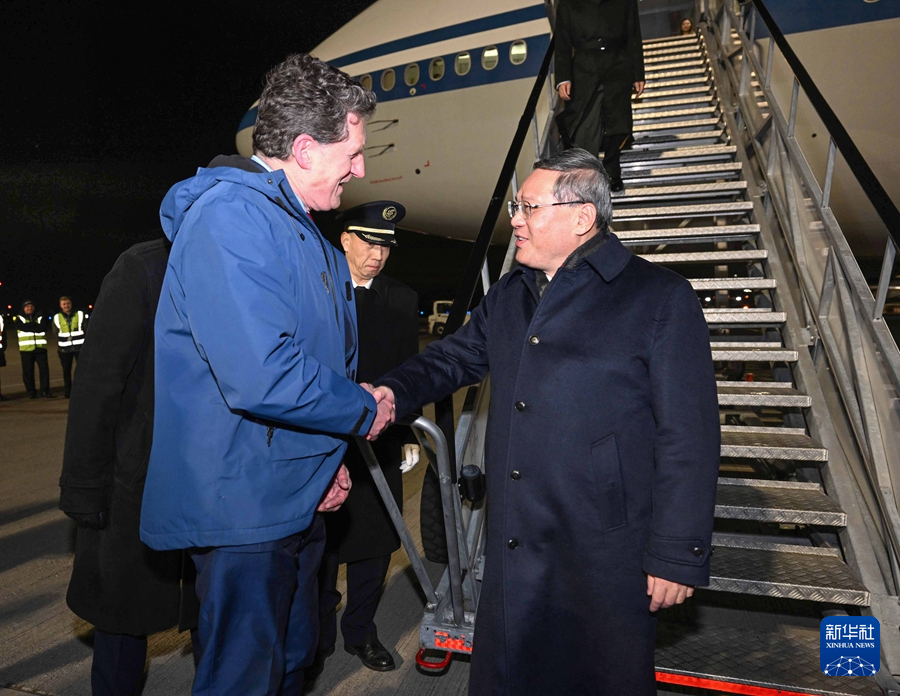 當?shù)貢r間1月16日晚，應愛爾蘭總理瓦拉德卡邀請，國務院總理李強乘包機抵達都柏林國際機場，開始對愛爾蘭進行正式訪問。愛爾蘭環(huán)境、氣候與通訊部長兼交通部長瑞安等到機場迎接。新華社記者 饒愛民 攝