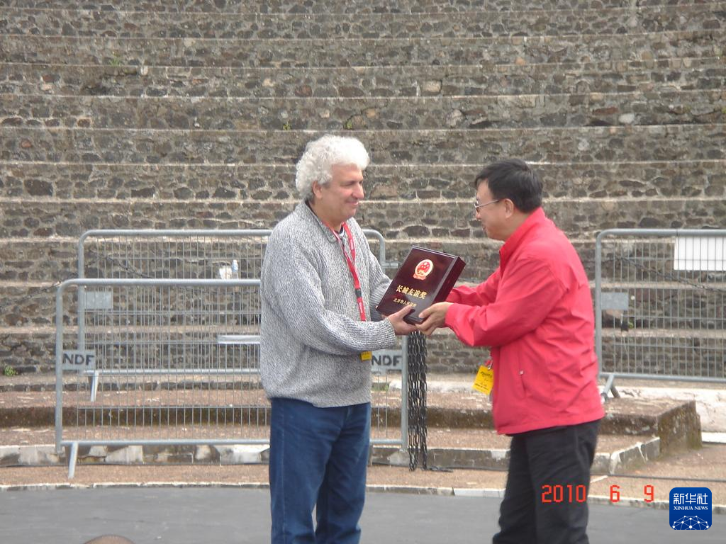 這是2010年帕特里克·索米耶（圖左）獲頒北京市人民政府授予的“長城友誼獎(jiǎng)”時(shí)的資料照片。新華社發(fā)（受訪對(duì)象供圖）