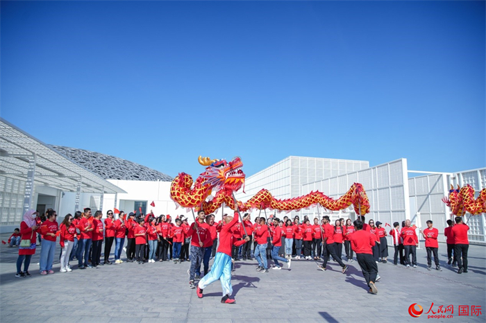 舞龍表演。人民網(wǎng) 塔里克·易卜拉欣攝