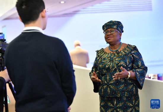 1月18日，世界貿(mào)易組織總干事伊維拉在瑞士達沃斯舉行的世界經(jīng)濟論壇2024年年會期間接受新華社記者專訪。新華社記者 連漪 攝