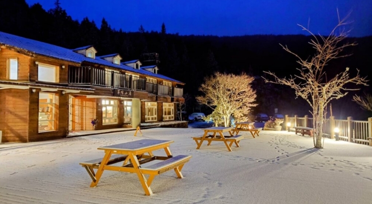 位在宜蘭縣內(nèi)的太平山森林游樂區(qū)23日凌晨開始下雪，園區(qū)翠峰山屋前一片雪白。圖片來源：臺灣“中央社”。