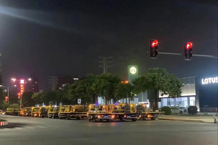 有多輛拖車出現(xiàn)在東莞寮步汽車城門(mén)口。視頻截圖