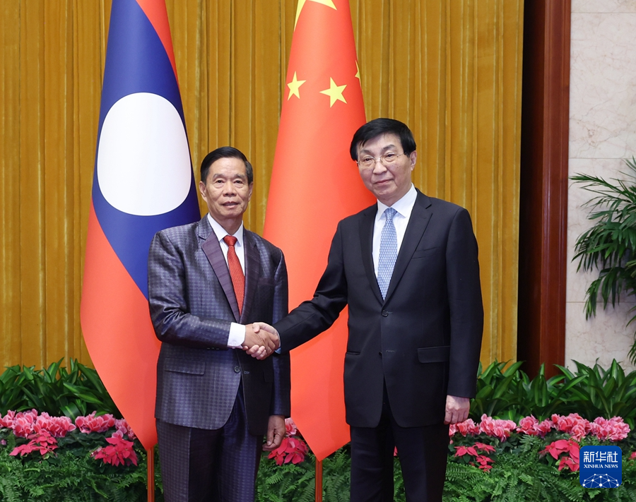 1月22日，中共中央政治局常委、全國政協(xié)主席王滬寧在北京會見老撾人民革命黨中央政治局委員、建國陣線中央委員會主席辛拉馮。新華社記者 王曄 攝