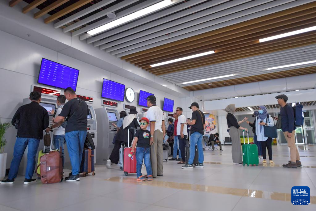 1月24日，在印度尼西亞雅加達(dá)哈利姆站，乘客使用自助取票機。新華社記者 徐欽 攝