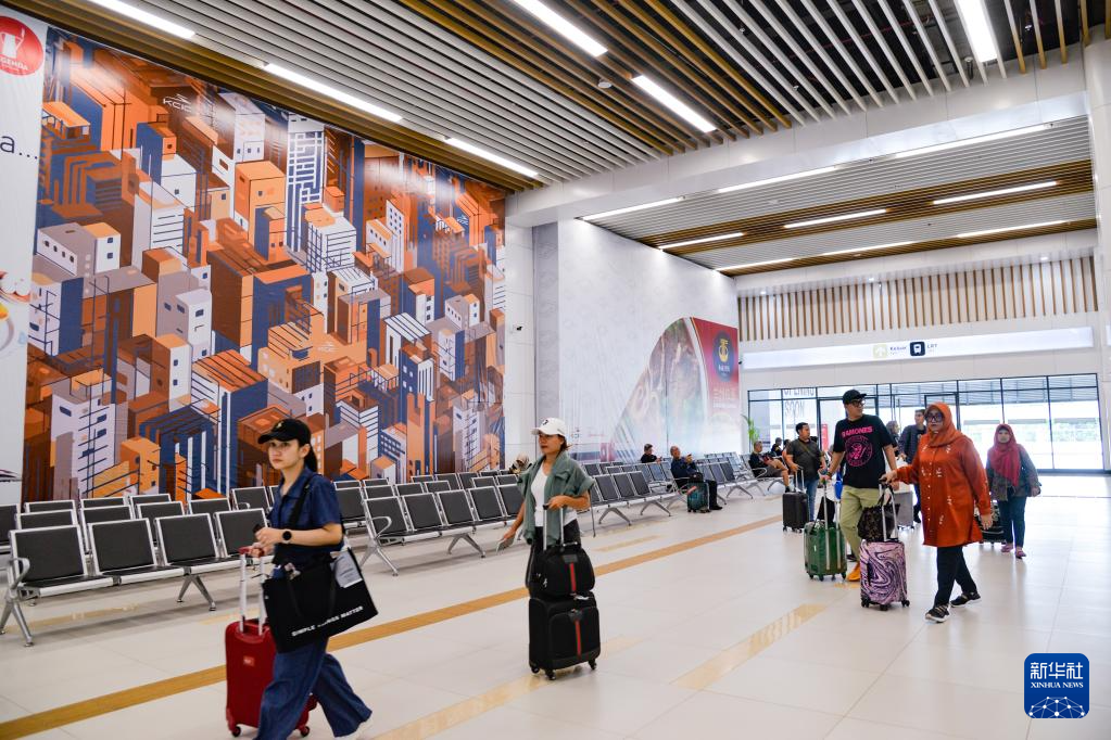 1月24日，在印度尼西亞雅加達(dá)哈利姆站，乘客在候車大廳內(nèi)行走。新華社記者 徐欽 攝