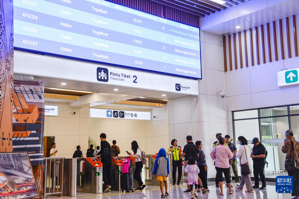 1月24日，在印度尼西亞雅加達(dá)哈利姆站候車大廳，乘客刷票前往站臺。新華社記者 徐欽 攝