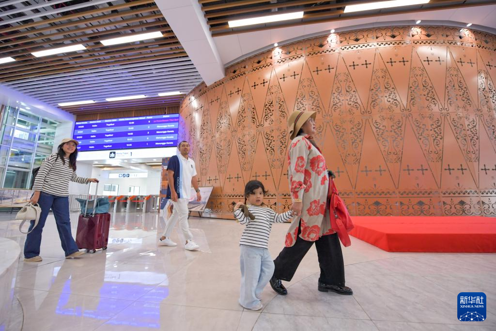 1月24日，在印度尼西亞雅加達(dá)哈利姆站，乘客在候車大廳內(nèi)行走。新華社記者 徐欽 攝